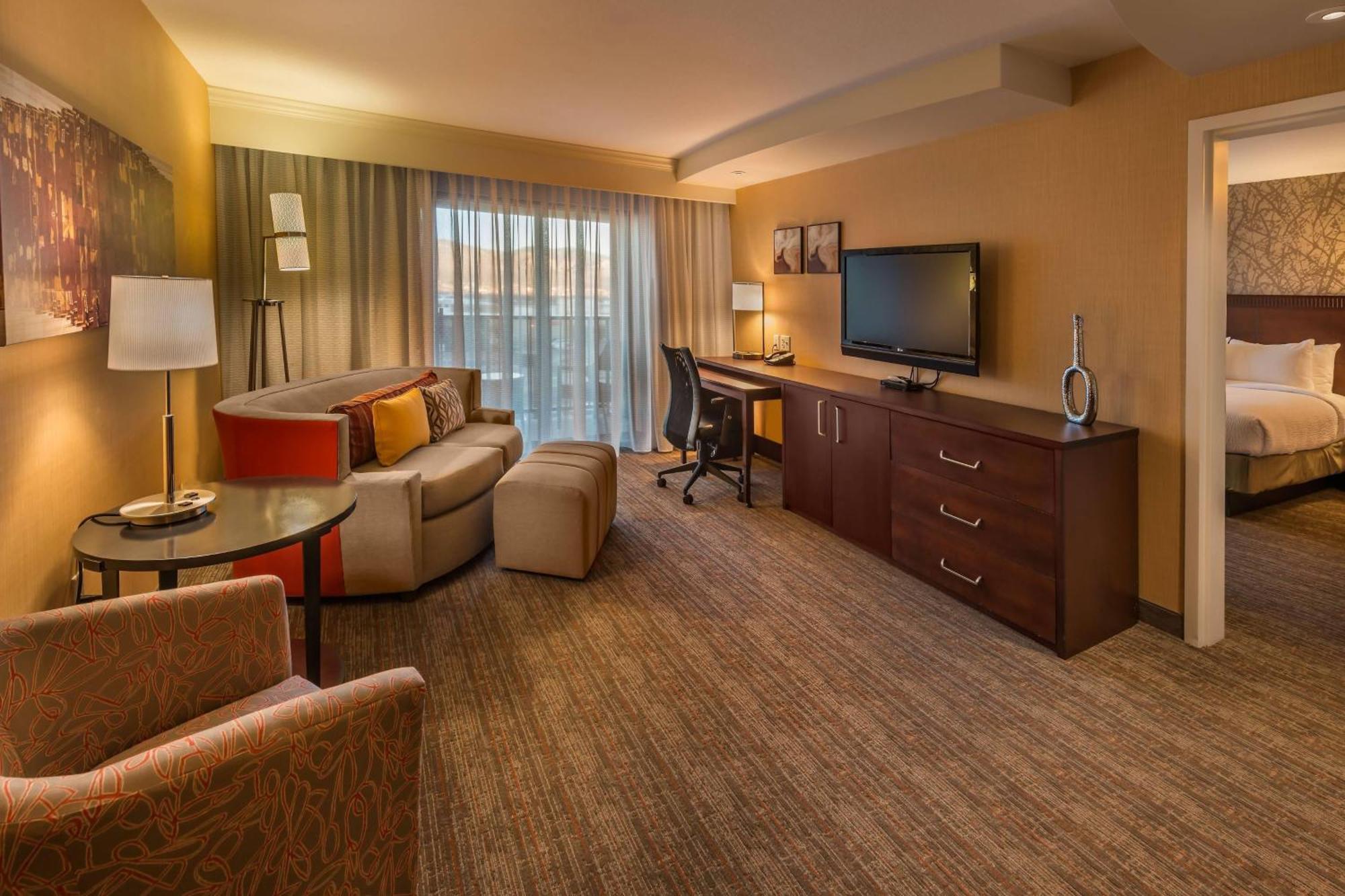 Courtyard 3*